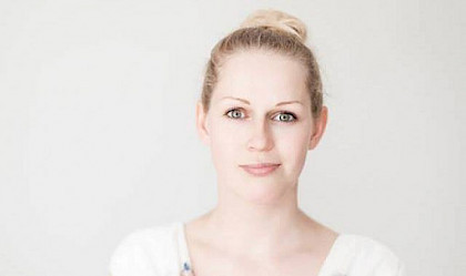 Beglaubigte Übersetzung Katalanisch Deutsch von beeidigter Übersetzerin Julia Sämann Das Bild zeigt Julia Sämann, die beglaubigte Übersetzung Katalanisch Deutsch anfertigt.